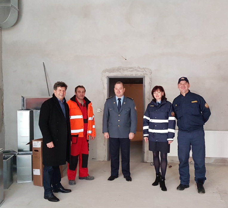 Prehliadku stavby absolvovali s Rudolfom Urbanovičom aj zástupcovia manažmentu hasičov v Žilinskom kraji